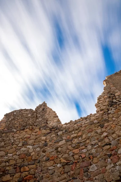 Effetto lunga esposizione in un vecchio muro del castello — Foto Stock
