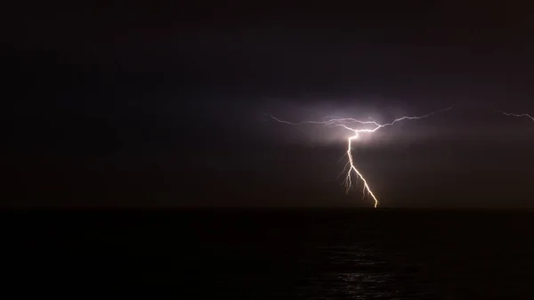 空中的闪电掠过海洋 — 图库照片