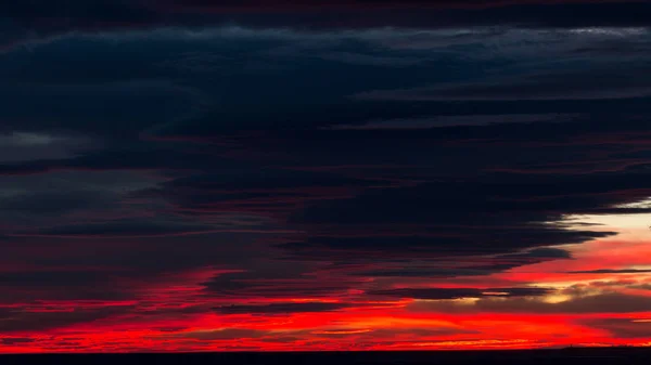 Beaux nuages rouges dans une lumière du coucher du soleil — Photo