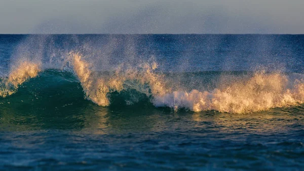 Bella onda dell'oceano blu in Costa Brava costiera in Spagna — Foto Stock