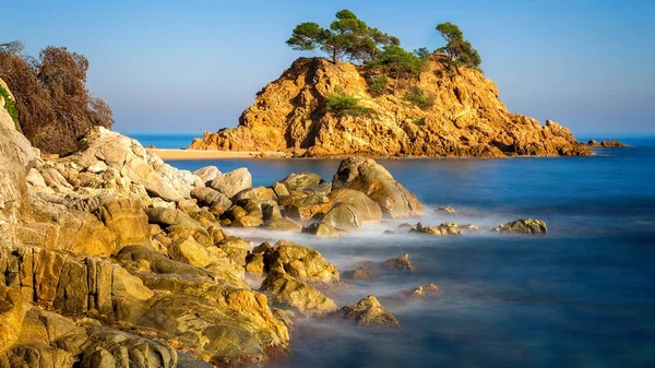 Bonito detalle de la costa española en la Costa Brava, Playa de Aro — Foto de Stock