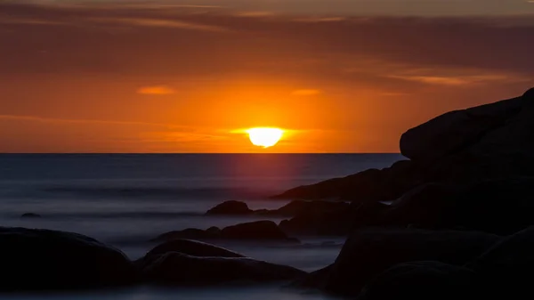 Belo nascer do sol em uma baía na Costa Brava, Espanha — Fotografia de Stock