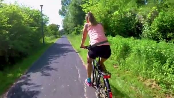 Hübsches Mädchen Radelt Auf Dem Balaton Radweg Der Nähe Des — Stockvideo