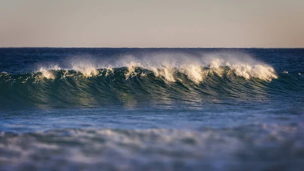 Beautiful kék óceán hullám, a Costa Brava part menti, Spanyolország — Stock Fotó