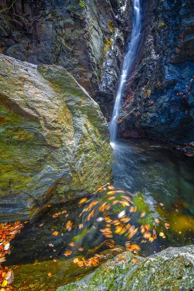 Beautiful veil waterfalls, mossy rocks, rotating leaves — Stock Photo, Image