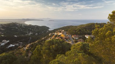 Begur Kalesi, Katalonya, İspanya tipik bir İspanyol şehir ile