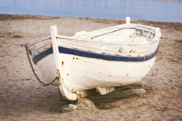 Старая лодка на песке — стоковое фото