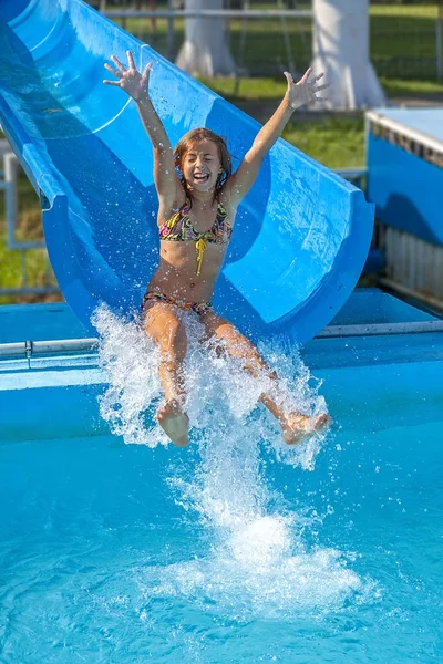 Menina bonita desfrutar do parque aquático no verão — Fotografia de Stock