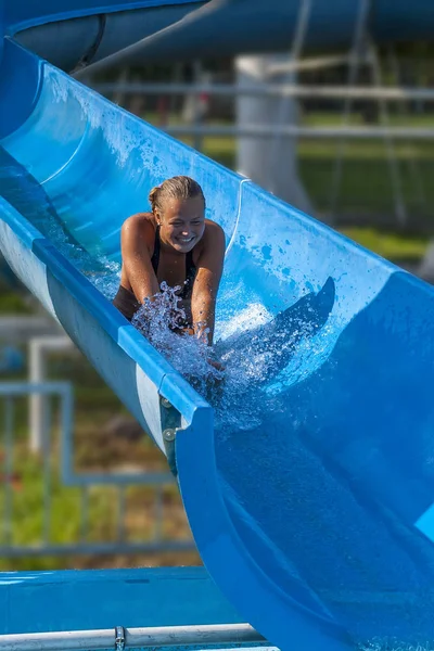 Hübsches Mädchen Genießt Den Wasserpark Sommer — Stockfoto