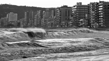 Siyah beyaz büyük dalgalar ile İspanya güzel gün batımı 