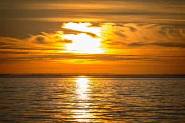 五颜六色的日落在湖巴拉顿湖在匈牙利 — 图库照片