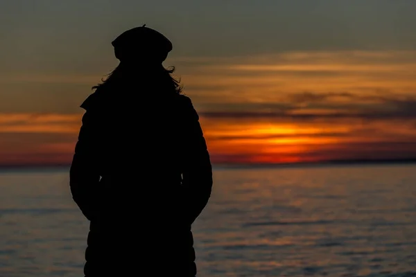 Silueta de la gente en la luz del atardecer cerca del lago Balaton en Hungría —  Fotos de Stock