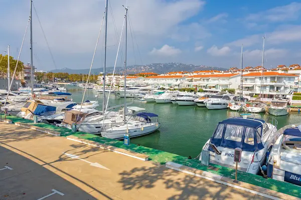 Motorboat harbor in a village Plaja de Aro in Spain, 13. 10,. 2017 village Plaja de Aro, Catalonia, Spain — Stock Photo, Image