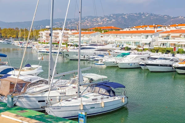 Motorboat harbor in a village Plaja de Aro in Spain, 13. 10,. 2017 village Plaja de Aro, Catalonia, Spain — Stock Photo, Image