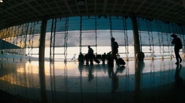 Aeroport Barcelona yolcular ile ağır çekim görüntüleri