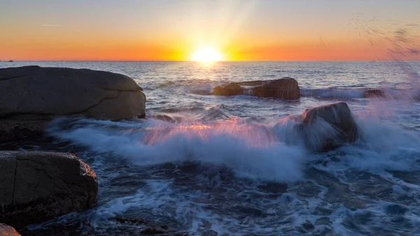 Belo nascer do sol em uma baía na Costa Brava, Espanha — Fotografia de Stock