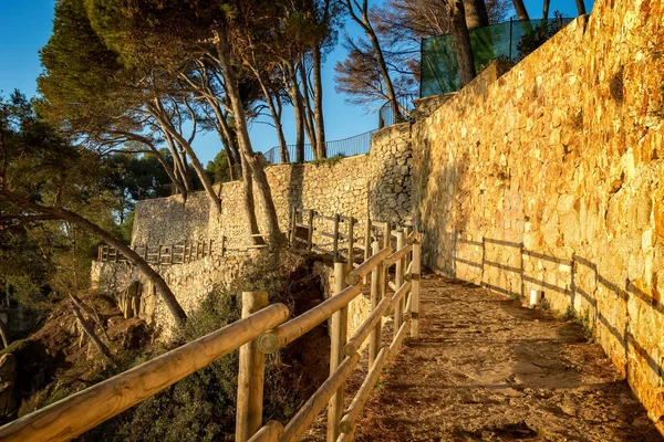 Bonito camino en la Costa Brava cerca de Sant Antoni de Calonge en España — Foto de Stock