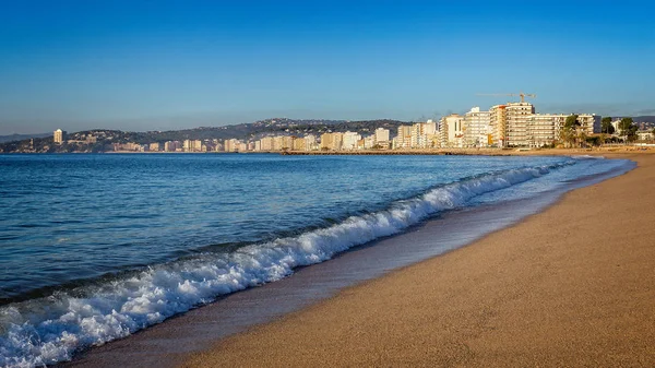 Otoño en la playa en España, Costa Brava, pueblo Sant Antoni de Calonge — Foto de Stock
