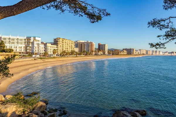 Podzim na pláži ve Španělsku, Costa Brava, vesnice Sant Antoni de Calonge — Stock fotografie