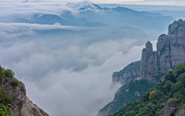 Montserrat hill Barcelona İspanya yakınındaki bulutlar arasında — Stok fotoğraf