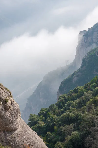 Montserrat hill Barcelona İspanya yakınındaki bulutlar arasında — Stok fotoğraf