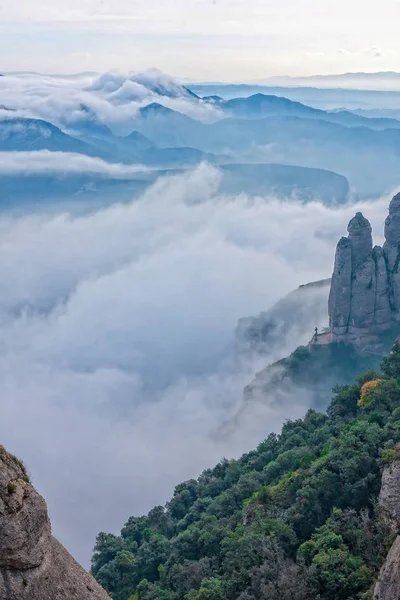 Montserrat hill Barcelona İspanya yakınındaki bulutlar arasında — Stok fotoğraf