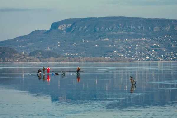 Pesca no gelo no lago Balaton na Hungria — Fotografia de Stock