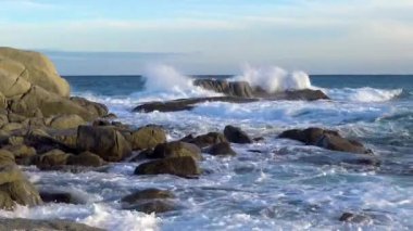 Rüzgarlı bir günde 4 k, İspanya büyük dalgalar halinde Costa Brava