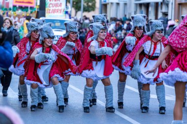 Palamos, İspanya - 10 Şubat 2018, geleneksel karnaval geçit küçük bir kasaba Palamos, Katalonya, İspanya .