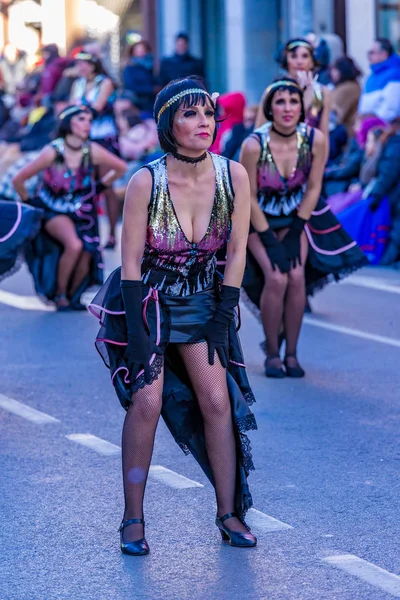 Palamos, España - 10 de febrero de 2018, tradicional desfile de carnaval en un pequeño pueblo Palamos, en Cataluña, en España  . — Foto de Stock