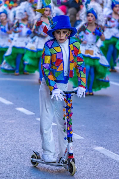 Palamos, Espanha - 10 de fevereiro de 2018, Desfile tradicional de carnaval em uma pequena cidade Palamos, na Catalunha, na Espanha  . — Fotografia de Stock