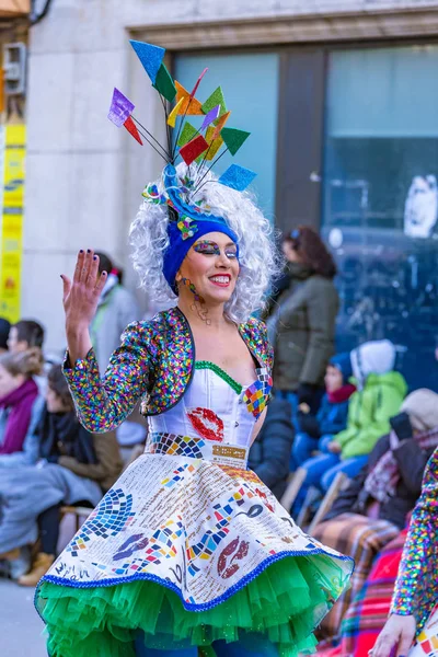 Palamos, Espanha - 10 de fevereiro de 2018, Desfile tradicional de carnaval em uma pequena cidade Palamos, na Catalunha, na Espanha  . — Fotografia de Stock