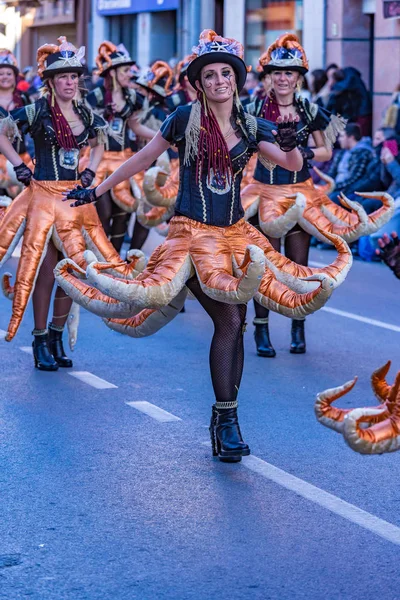 Palamos, Espanha - 10 de fevereiro de 2018, Desfile tradicional de carnaval em uma pequena cidade Palamos, na Catalunha, na Espanha  . — Fotografia de Stock