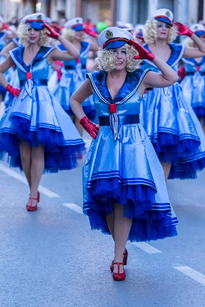 Palamos, Espanha - 10 de fevereiro de 2018, Desfile tradicional de carnaval em uma pequena cidade Palamos, na Catalunha, na Espanha  . — Fotografia de Stock