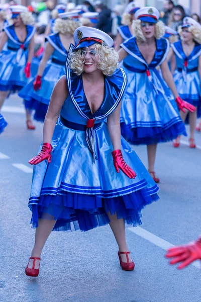 Паламос, Испания - 10 февраля 2018 года, традиционный карнавальный парад в маленьком городке Паламос, Каталония, Испания  . — стоковое фото