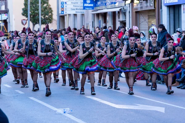 Palamos, España - 10 de febrero de 2018, tradicional desfile de carnaval en un pequeño pueblo Palamos, en Cataluña, en España  . — Foto de Stock