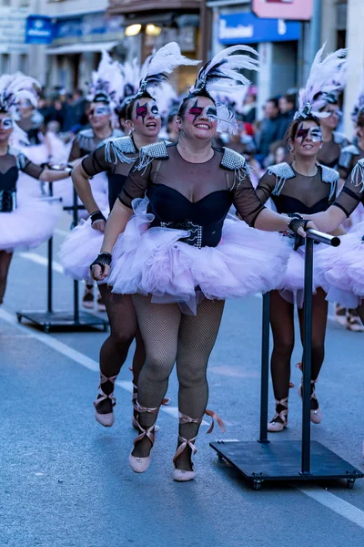 Palamos, España - 10 de febrero de 2018, tradicional desfile de carnaval en un pequeño pueblo Palamos, en Cataluña, en España  . — Foto de Stock