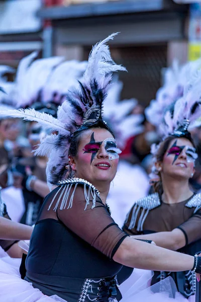 Palamos, España - 10 de febrero de 2018, tradicional desfile de carnaval en un pequeño pueblo Palamos, en Cataluña, en España  . — Foto de Stock