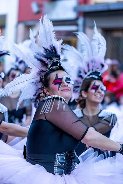 Palamos, España - 10 de febrero de 2018, tradicional desfile de carnaval en un pequeño pueblo Palamos, en Cataluña, en España  . — Foto de Stock