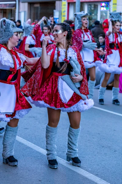 Palamos, spanien - 10. februar 2018, traditioneller karnevalsumzug in einer kleinen stadt palamos, katalonien, spanien . — Stockfoto