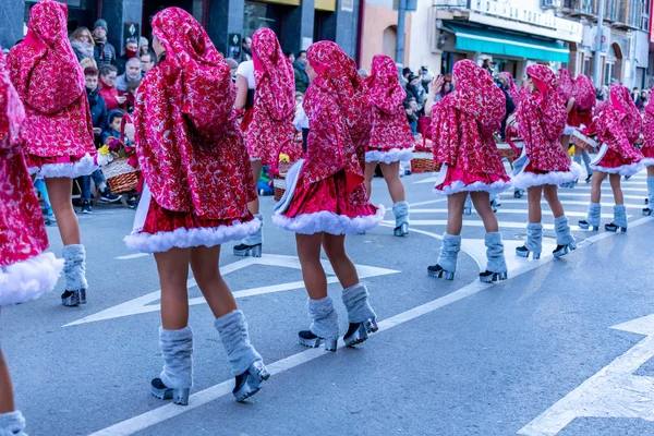 Palamos, Espanha - 10 de fevereiro de 2018, Desfile tradicional de carnaval em uma pequena cidade Palamos, na Catalunha, na Espanha  . — Fotografia de Stock