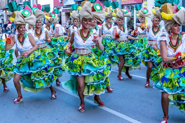 Palamos, España - 10 de febrero de 2018, tradicional desfile de carnaval en un pequeño pueblo Palamos, en Cataluña, en España  . —  Fotos de Stock