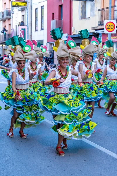 Palamos, España - 10 de febrero de 2018, tradicional desfile de carnaval en un pequeño pueblo Palamos, en Cataluña, en España  . —  Fotos de Stock