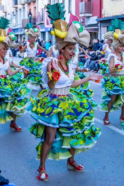 Palamos, España - 10 de febrero de 2018, tradicional desfile de carnaval en un pequeño pueblo Palamos, en Cataluña, en España  . —  Fotos de Stock