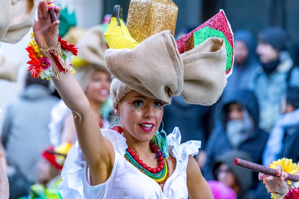 Паламос, Испания - 10 февраля 2018 года, традиционный карнавальный парад в маленьком городке Паламос, Каталония, Испания  . — стоковое фото