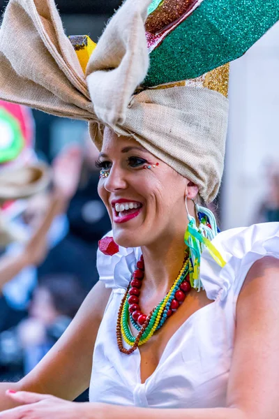 Palamos, spanien - 10. februar 2018, traditioneller karnevalsumzug in einer kleinen stadt palamos, katalonien, spanien . — Stockfoto