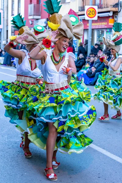 Palamos, Espanha - 10 de fevereiro de 2018, Desfile tradicional de carnaval em uma pequena cidade Palamos, na Catalunha, na Espanha  . — Fotografia de Stock