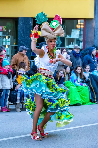 Palamos, Espanha - 10 de fevereiro de 2018, Desfile tradicional de carnaval em uma pequena cidade Palamos, na Catalunha, na Espanha  . — Fotografia de Stock