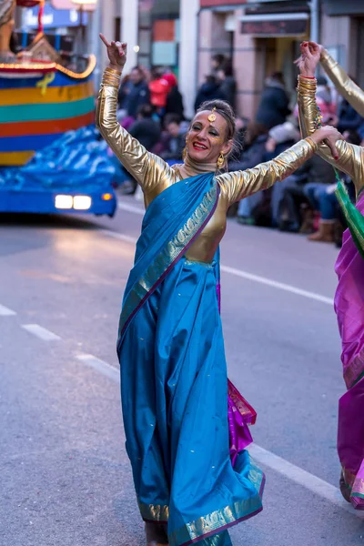 Palamos, España - 10 de febrero de 2018, tradicional desfile de carnaval en un pequeño pueblo Palamos, en Cataluña, en España  . — Foto de Stock