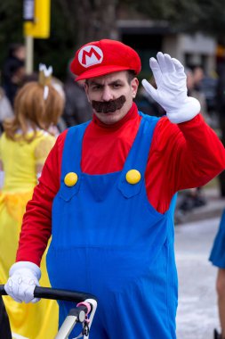 Palamos, İspanya - 11 Şubat 2018, geleneksel karnaval geçit küçük bir kasaba Palamos, Katalonya, İspanya .